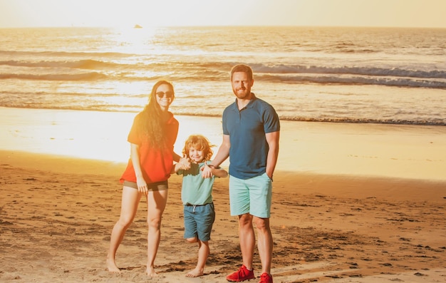 Ritratto di giovane famiglia in spiaggia