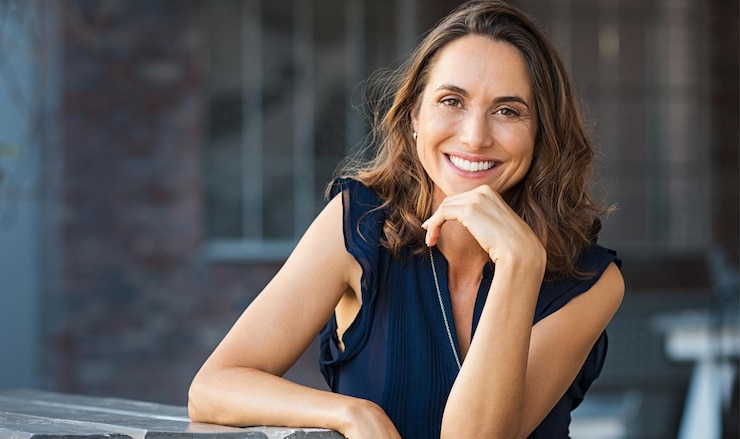 Foto ritratto di giovane felice positiva bellissima bruna