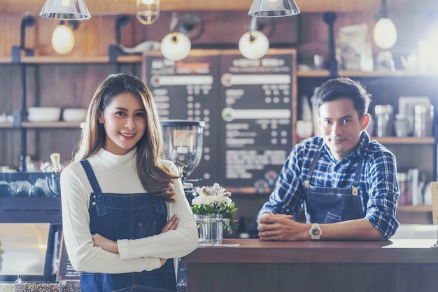 Ritratto di giovane imprenditore asiatico con caffetteria davanti al bancone bar, imprenditore e startup