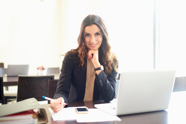 Ritratto di giovane imprenditrice fiducioso Colpo di una bella giovane donna professionale che sembra premurosa mentre era seduto alla scrivania dell'ufficio