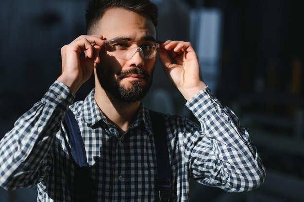 Ritratto di giovane ingegnere professionista dell'industria pesante