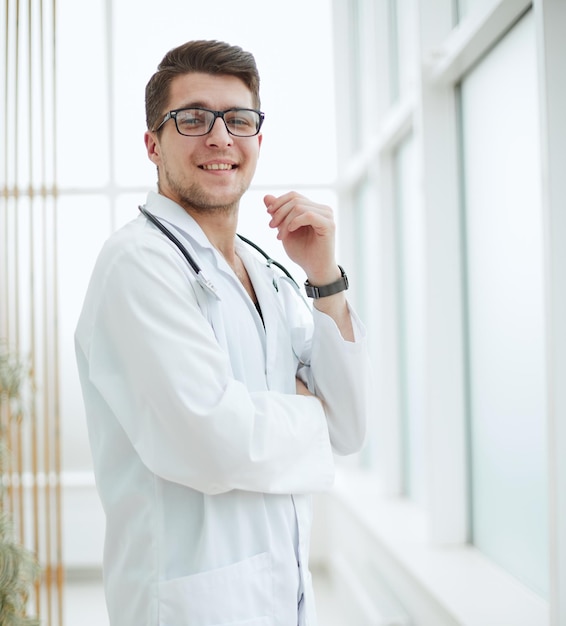 Ritratto di giovane medico bello in studio medico