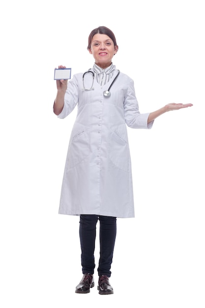 Ritratto di giovane medico femminile sorridente felice che mostra biglietto da visita o invito in bianco