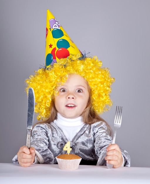 Ritratto di giovane ragazza al compleanno con la torta.