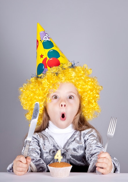 Ritratto di giovane ragazza al compleanno con la torta.