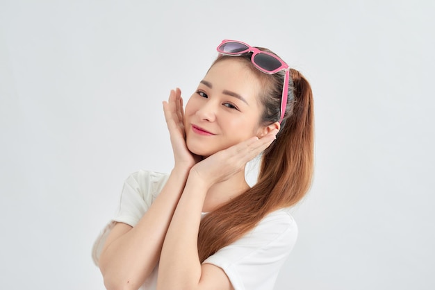 Ritratto di giovane ragazza asiatica attraente su sfondo bianco