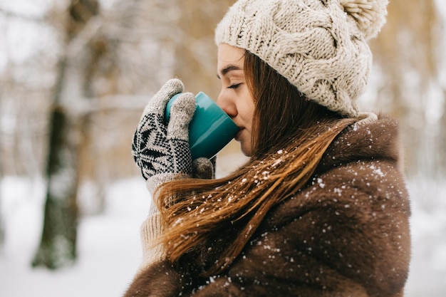 Ritratto di giovane ragazza con caffè Inverno Natale Capodanno