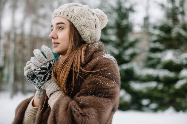 Ritratto di giovane ragazza con caffè Inverno Natale Capodanno