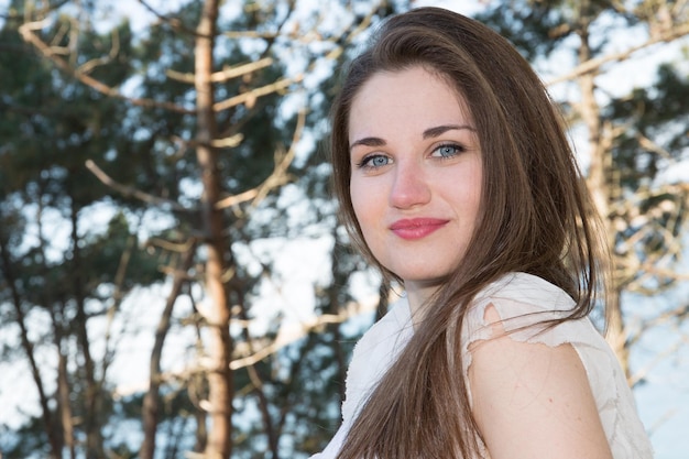 Ritratto di giovane ragazza felice che si gode la vita in spiaggia