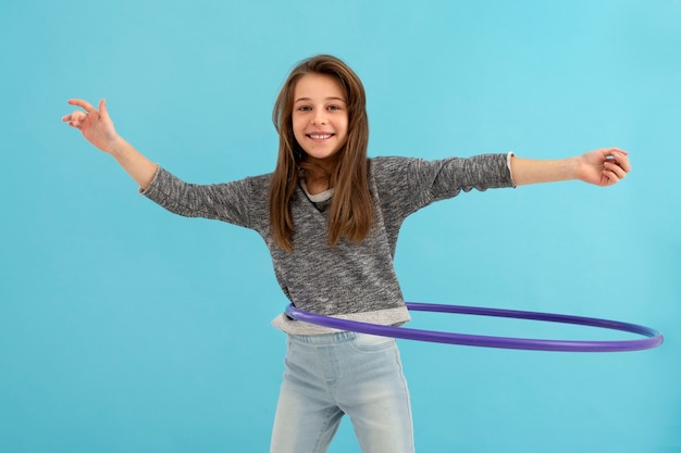 Ritratto di giovane ragazza felice con hula hoop