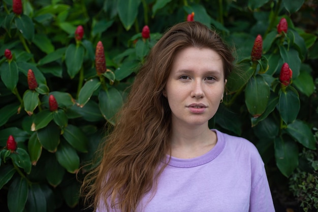 Ritratto di giovane ragazza su uno sfondo naturale verde eco amichevole donna in un parco tropicale o giungla