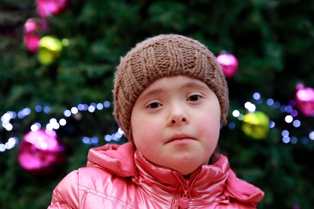 Ritratto di giovane ragazza sullo sfondo dell'albero di natale