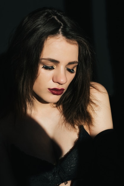 Ritratto di giovane ragazza triste con rossetto rosso