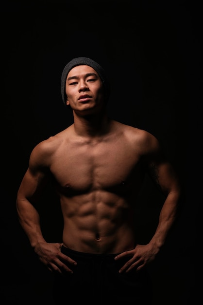 Ritratto di giovane ragazzo asiatico con corpo fitness. Atteggiamento provocatorio.