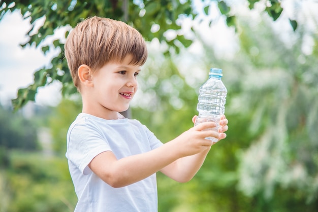 ritratto di giovane ragazzo con una bottiglia d'acqua