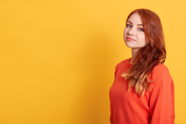 Ritratto di giovane splendida modella con capelli ondulati rossi