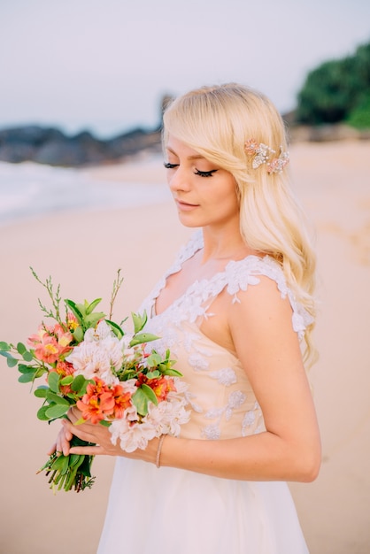 Ritratto di giovane sposa sulla spiaggia tropicale