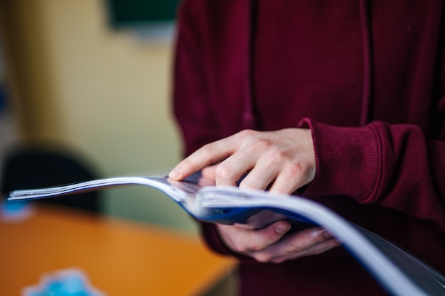 Ritratto di giovane studente maschio felice in aula