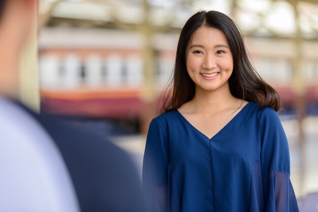 Ritratto di giovane turista filippino e giovane turista asiatica donna insieme e innamorato alla stazione ferroviaria di Hua Lamphong