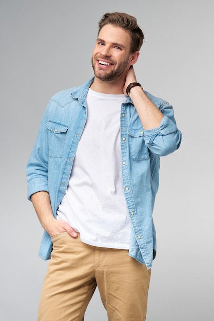 Ritratto di giovane uomo caucasico bello in camicia di jeans