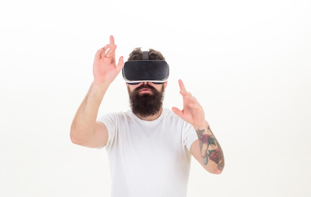 Ritratto di giovane uomo che indossa occhiali vr sperimentando la realtà virtuale utilizzando l'auricolare 3d L'uomo