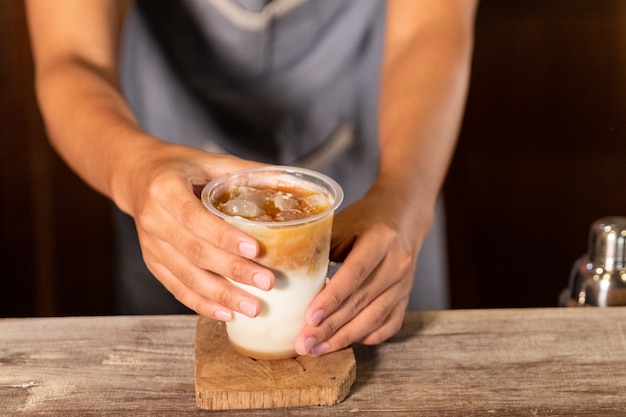 Ritratto di giovane uomo che prepara un drink