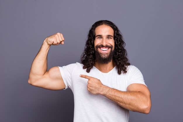 ritratto di giovane uomo con barba e capelli lunghi