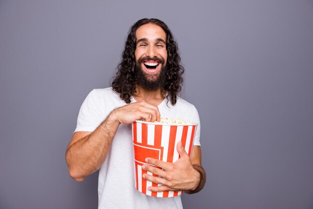 ritratto di giovane uomo con barba e capelli lunghi