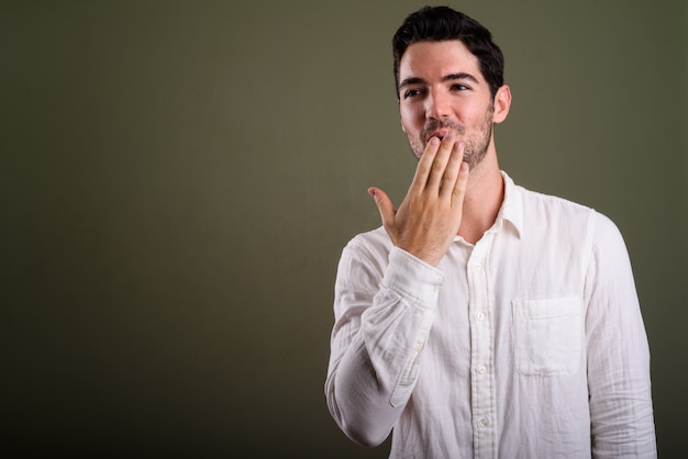 Ritratto di giovane uomo d'affari bello con barba stoppia