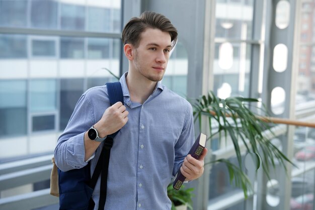 Ritratto di giovane uomo d'affari impiegato o studente di college o università in camicia e giacca