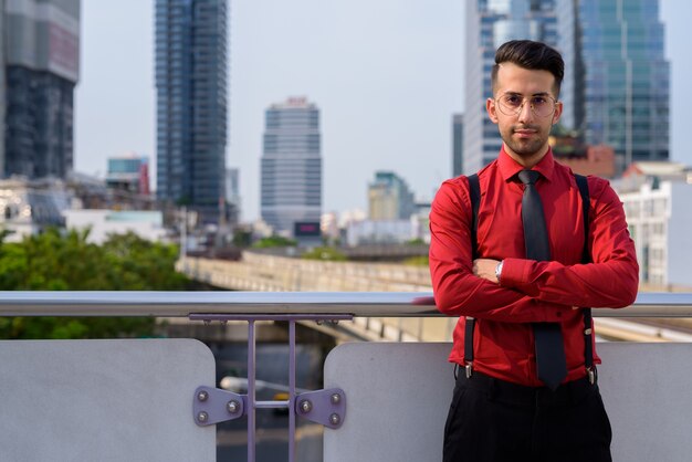 Ritratto di giovane uomo d'affari persiano bello che esplora la città di Bangkok, Tailandia