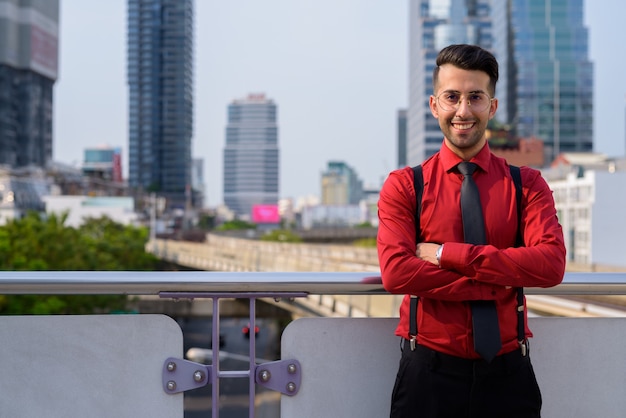 Ritratto di giovane uomo d'affari persiano bello che esplora la città di Bangkok, Tailandia