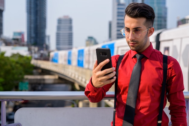 Ritratto di giovane uomo d'affari persiano bello che esplora la città di Bangkok, Tailandia