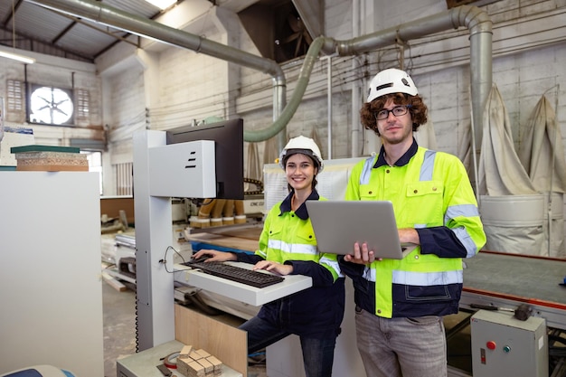 Ritratto di giovane uomo e donna ingegnere lavoratore lavoro di squadra servizio di supporto insieme nella fabbrica di mobili in compensato macchina di produzione di tecnologia industriale