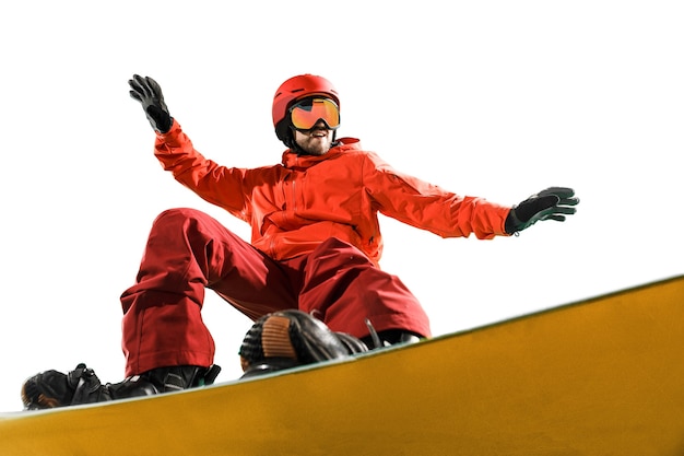 Ritratto di giovane uomo in abiti sportivi con snowboard isolato su uno sfondo bianco studio. L'inverno, lo sport, lo snowboard, lo snowboarder, l'attività, il concetto estremo