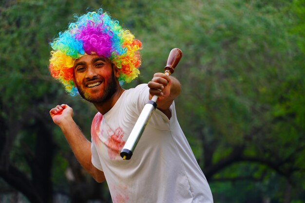 Ritratto di giovane uomo indiano che celebra il festival del colore di Holi