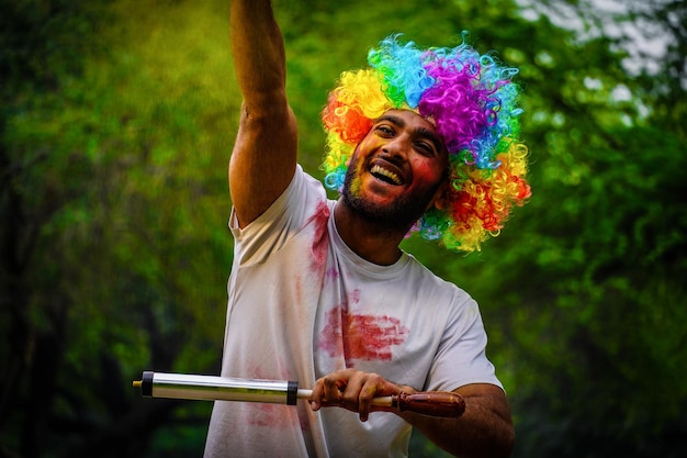 Ritratto di giovane uomo indiano che celebra il festival del colore di Holi