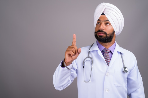 Ritratto di giovane uomo indiano Sikh medico