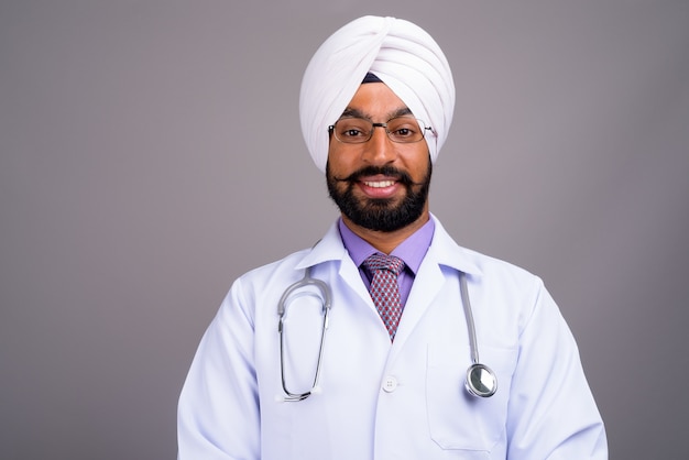 Ritratto di giovane uomo Sikh indiano medico sorridente