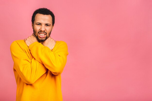 Ritratto di giovane uomo stupito con acconciatura afro in casual, guardando a porte chiuse con la bocca aperta e l'espressione scioccata.