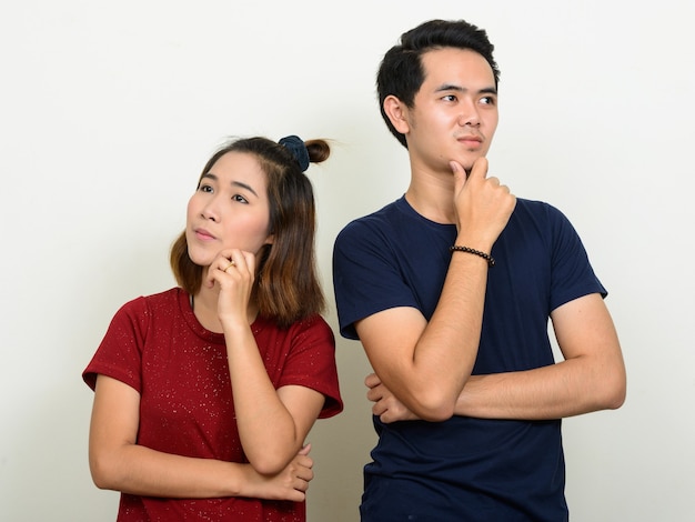 Ritratto di giovani coppie asiatiche che pensano insieme