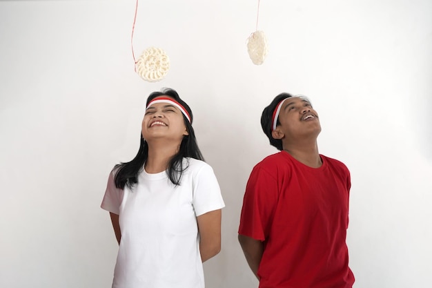 ritratto di giovani cracker indonesiani che mangiano concorrenza nella celebrazione del giorno dell'indipendenza