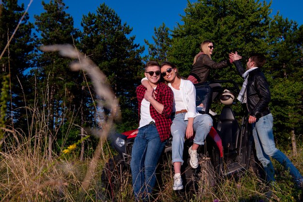 ritratto di giovani felici di gruppo che si godono una bella giornata di sole mentre si guida un'auto buggy fuoristrada sulla natura di montagna