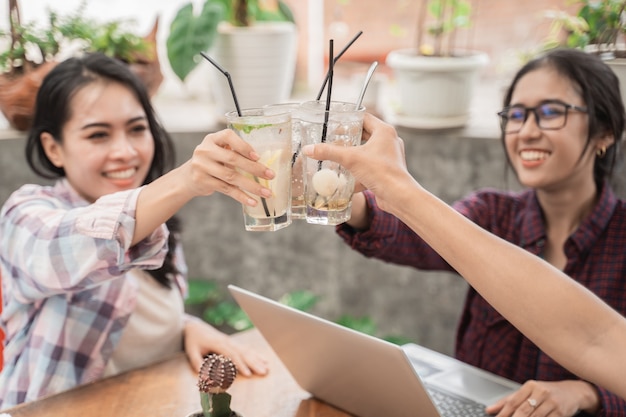 Ritratto di giovani studenti asiatici riuniti in un caffè