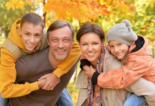 Ritratto di grande famiglia felice che guarda l'obbiettivo