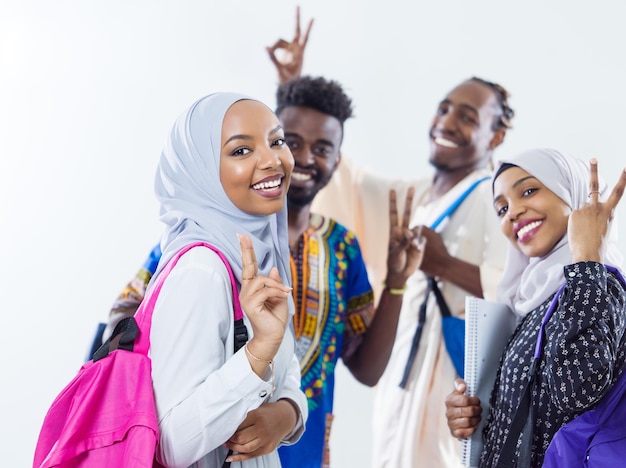 ritratto di gruppo di studenti africani felici in piedi insieme su sfondo bianco ragazze che indossano la moda hijab musulmana sudanese tradizionale