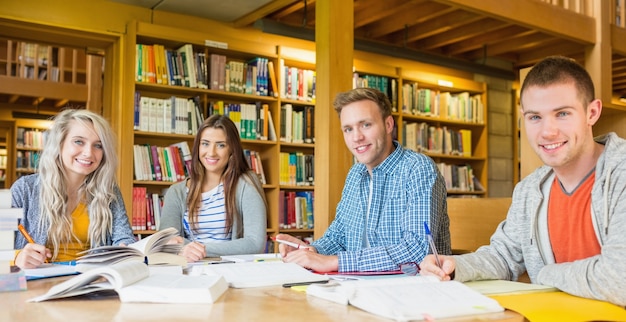 Ritratto di gruppo di studenti alla scrivania del college