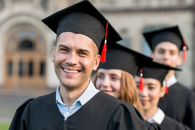 Ritratto di gruppo di studenti che celebrano la loro laurea