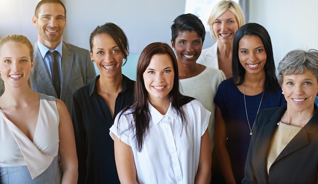 Ritratto di gruppo e uomini d'affari felici con gestione della carriera di leadership e diversità sul posto di lavoro o in azienda Sorridi sul volto di dipendenti donne o uomini insieme per il lavoro di squadra e la mentalità professionale