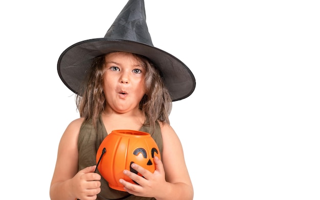 Ritratto di Halloween di un bambino con secchio di caramelle isolato